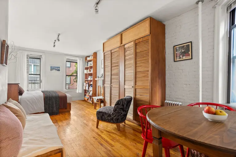 $450K Hell’s Kitchen studio is a cozy refuge in the middle of Manhattan