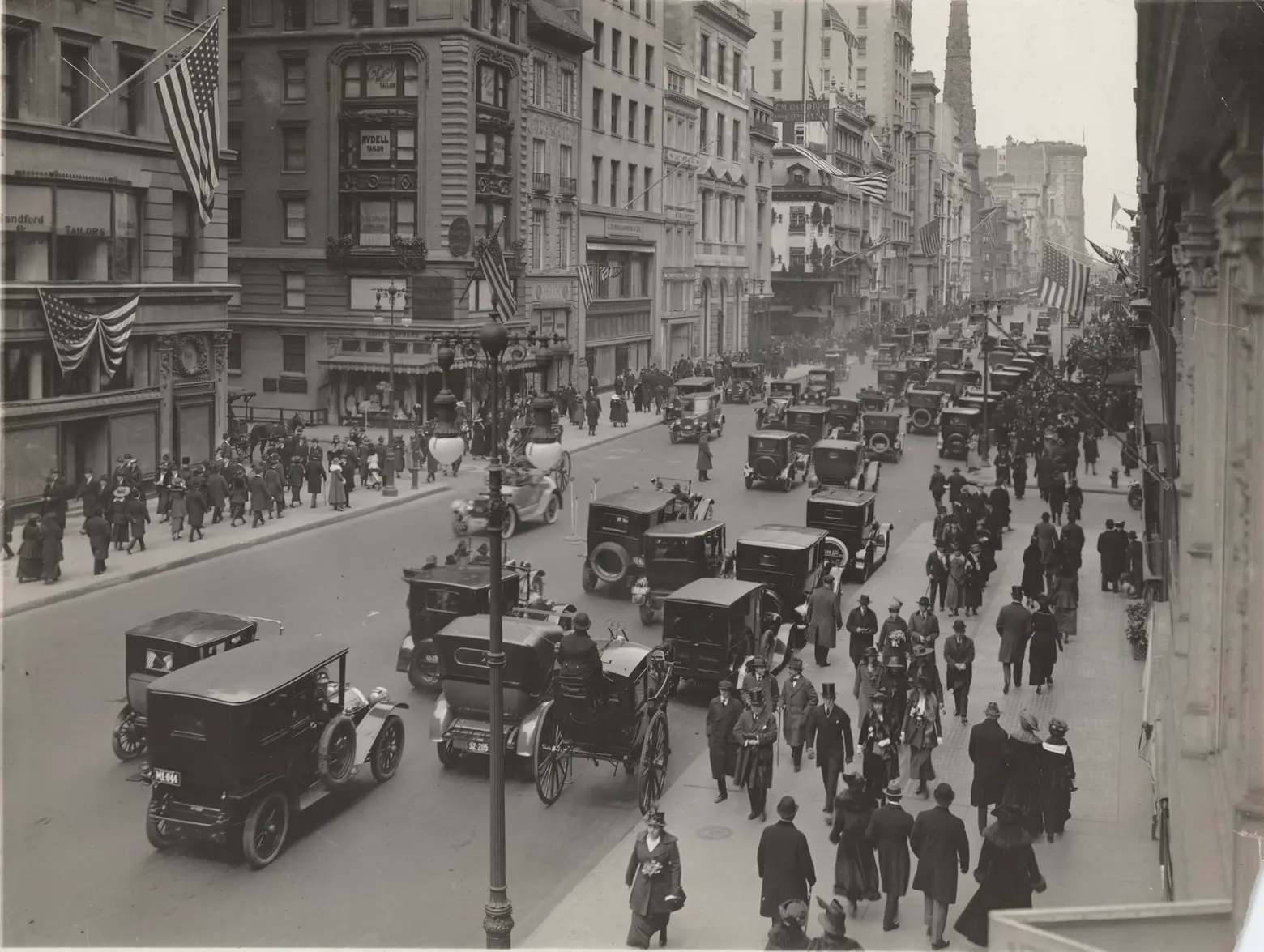 Fifth Ave celebrates 200th anniversary with car-free birthday bash