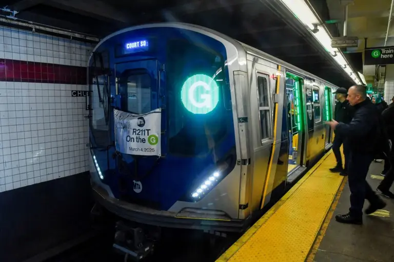 Open gangway subway cars debut on the G line